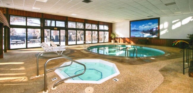 Swimming Pool and Jacuzzi - 179 Little Canada Rd E Unidad 320 Rental