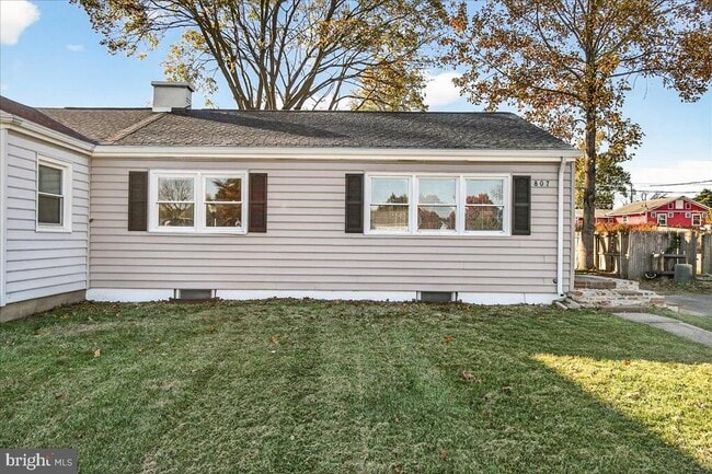 Building Photo - 807 Montclaire Ave