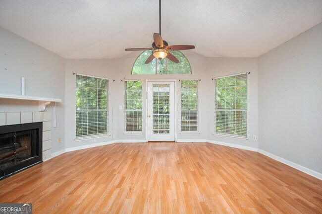 Photo - 915 Wentworth Ct