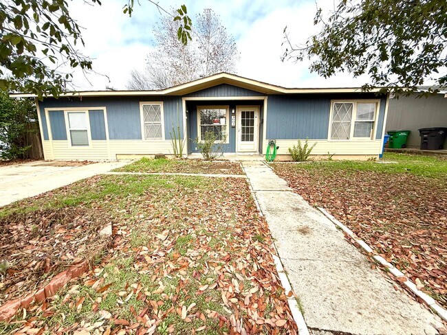 Building Photo - AVAILABLE NOW! 3 Bedroom / 2 Bath Home Nea...