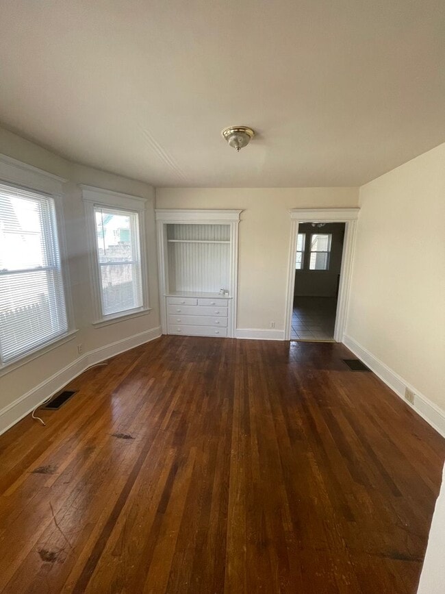 Photo - Noble Ave. 1024-1026 Unit 1026 1st left