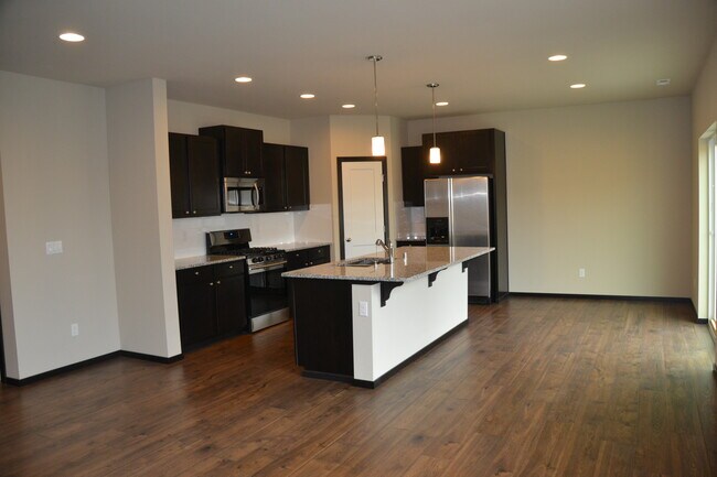 Photo - 3372 Inverness St