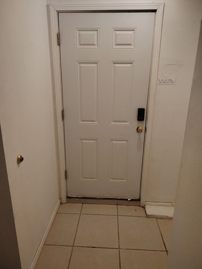 Building Photo - AVAILABLE NOW 2 bed - 1 Bath Lead and I 25... Rental