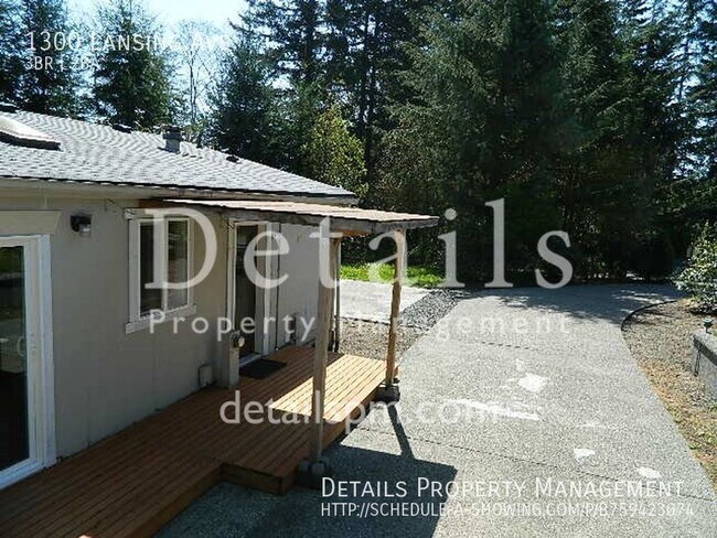 3 Bed 2 Bath Corner Lot with Great Parking - 3 Bed 2 Bath Corner Lot with Great Parking House