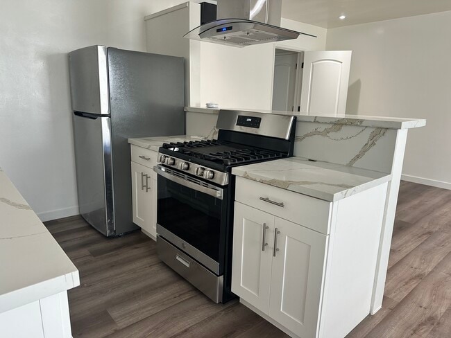 Building Photo - 423 S Sherbourne