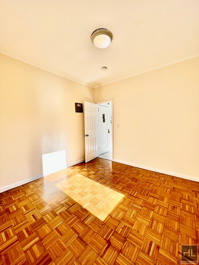 Photo - East 38th Street Unidad 5B