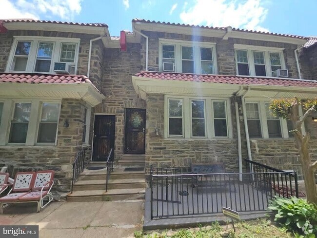 Building Photo - 5736 Woodcrest Ave Rental