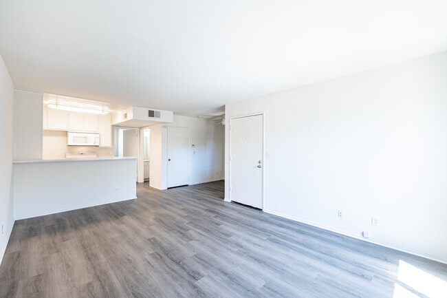 1BR, 1BA - 600SF - Living Room
