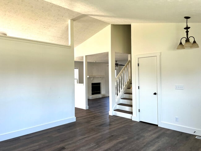 Photo - 122 Detchon Ct