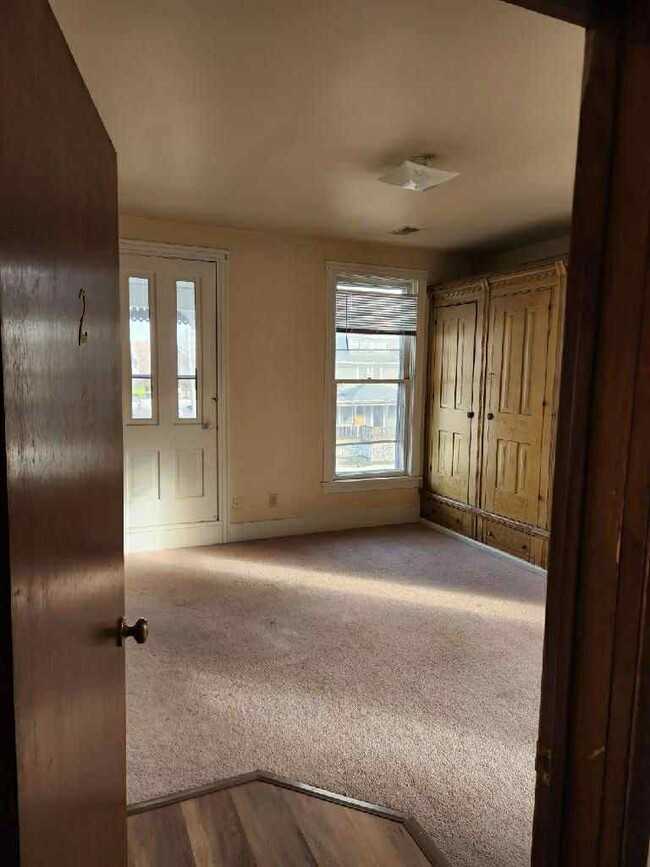 Living room with Built in Armoire - 1318 N Main St Apartamentos Unidad 2