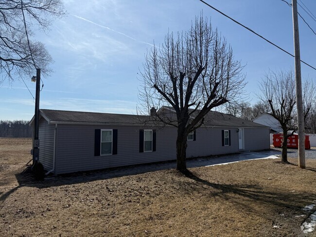 Building Photo - Three bedroom two bath home in Bethel