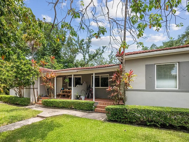 Building Photo - $2,650 11105-07 NE 9th Ave #11105