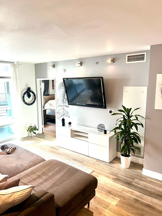 425 W Beech Unit 336