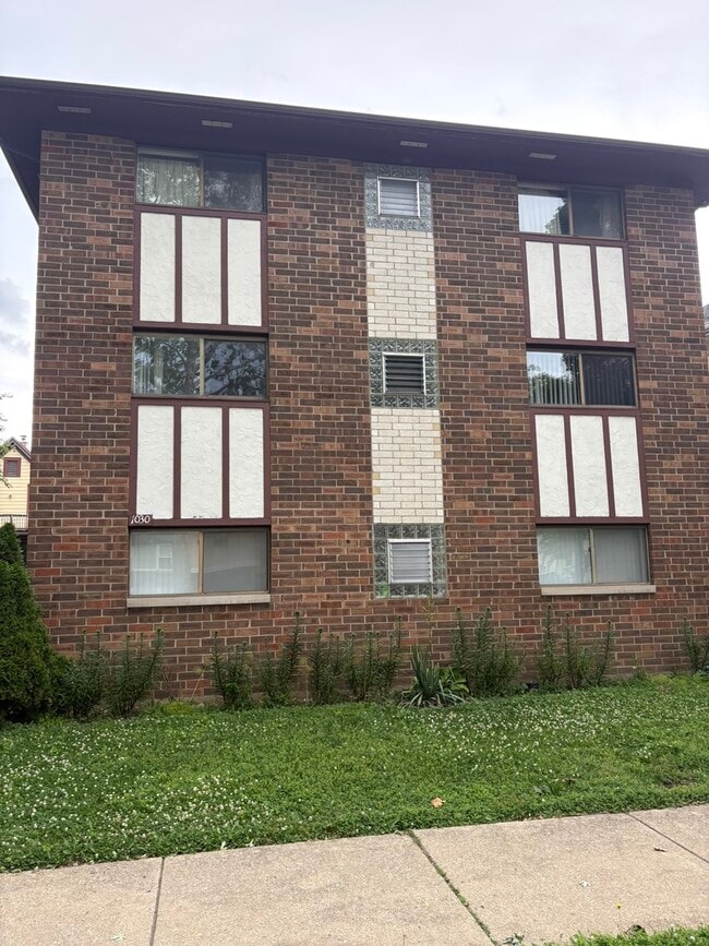 Building Photo - 1030 Dunlop Ave Unit 3E