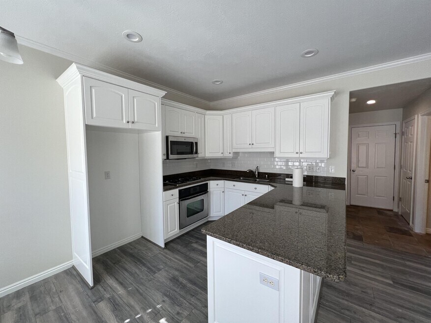 202 E White Spruce Cv