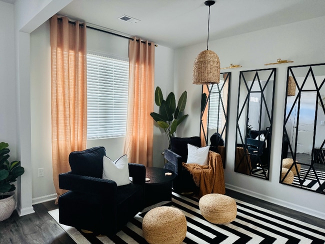 Photo - 856 Feldspar Mnr