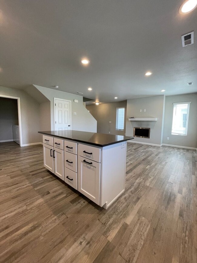 Photo - Exquisite 3-Bedroom Home with Modern Elegance and Scenic Views!