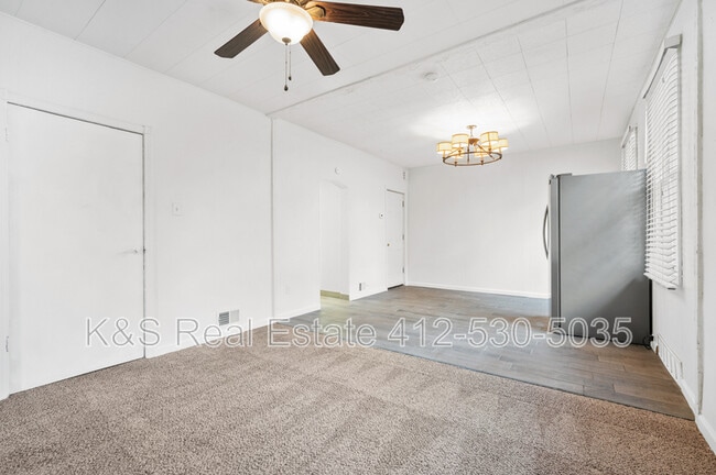 Photo - 2410 Collins St