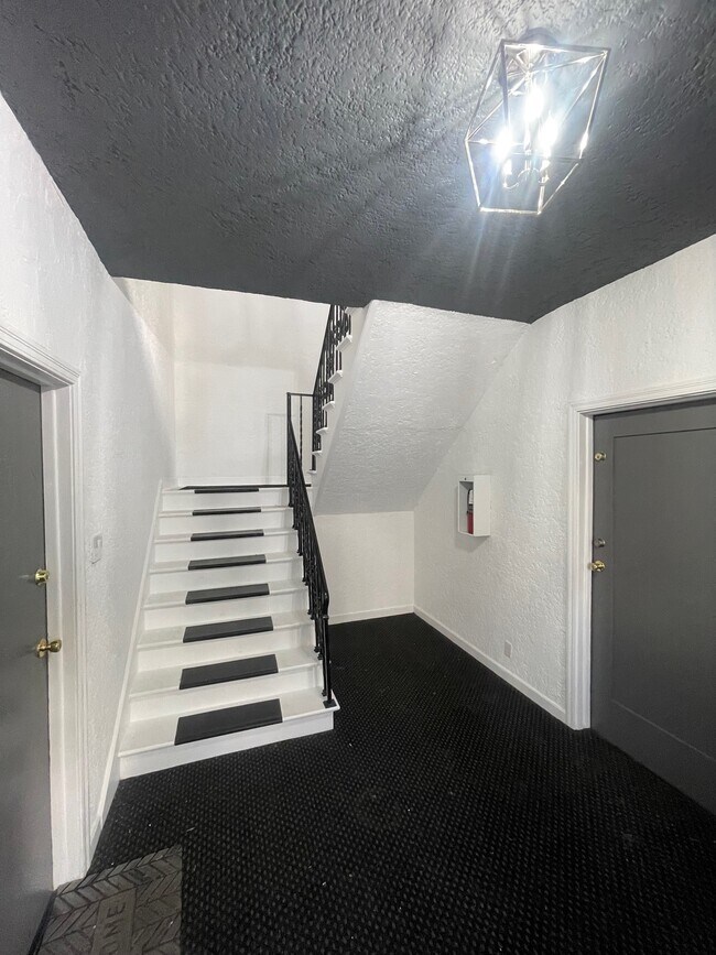 Photo - 130 N Croft Ave Unit 3