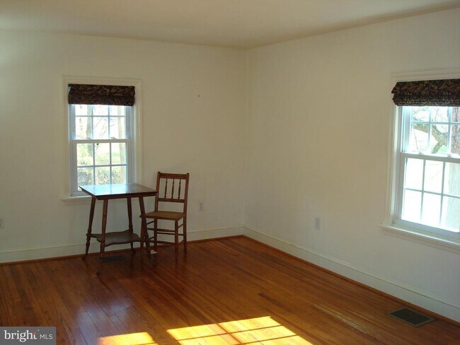 Photo - 605 Norway Rd