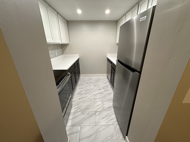 Photo - CHATEAUGAY APARTMENTS -- 004