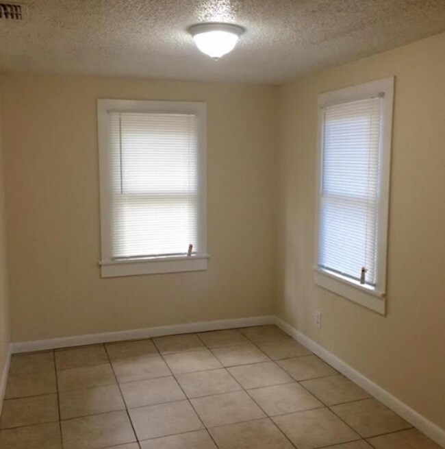 Photo - 3 Bedroom 1.5 Bathroom Home For Rent - Close to Downtown St Petersburg