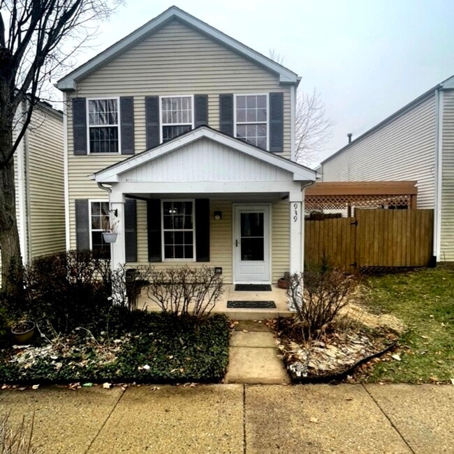 Building Photo - 939 Symphony Dr