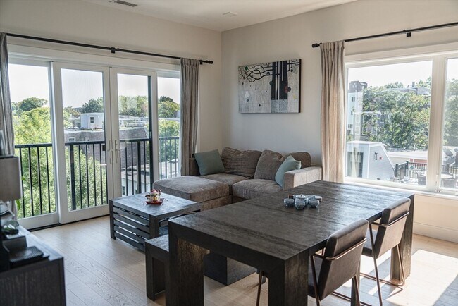 Photo - 295 Maverick St