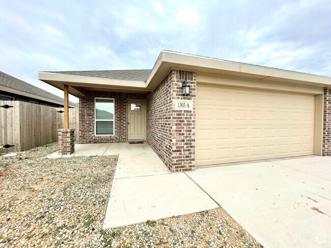 Building Photo - 3 bed 2 bath - Lubbock ISD Rental