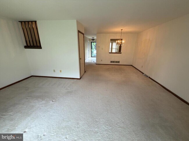 Photo - 305 Ward Ct