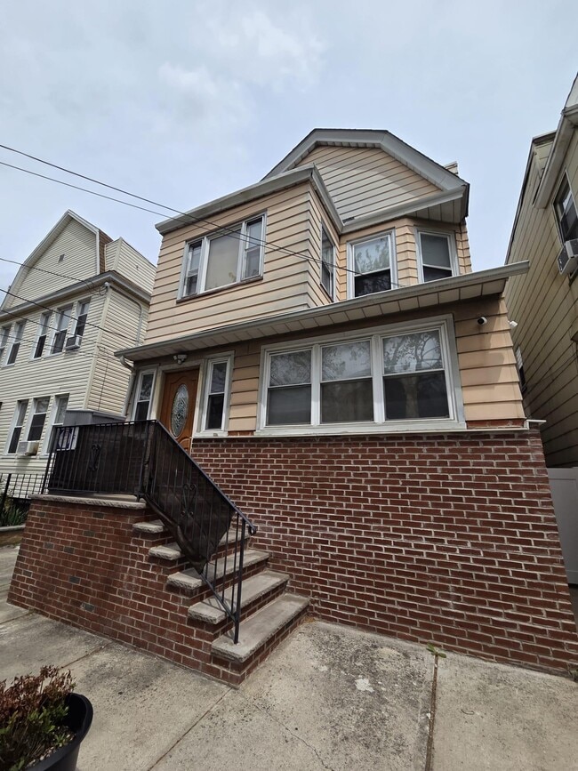 Building Photo - 364 Woodlawn Ave