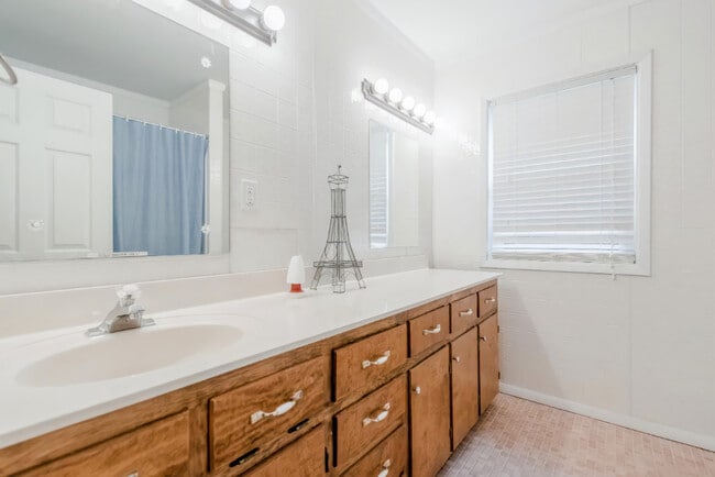 Photo - 2157 Hilton Dr