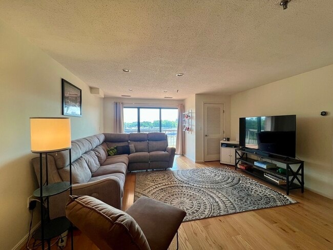 Building Photo - 3920 Mystic Valley Pkwy Unit 402