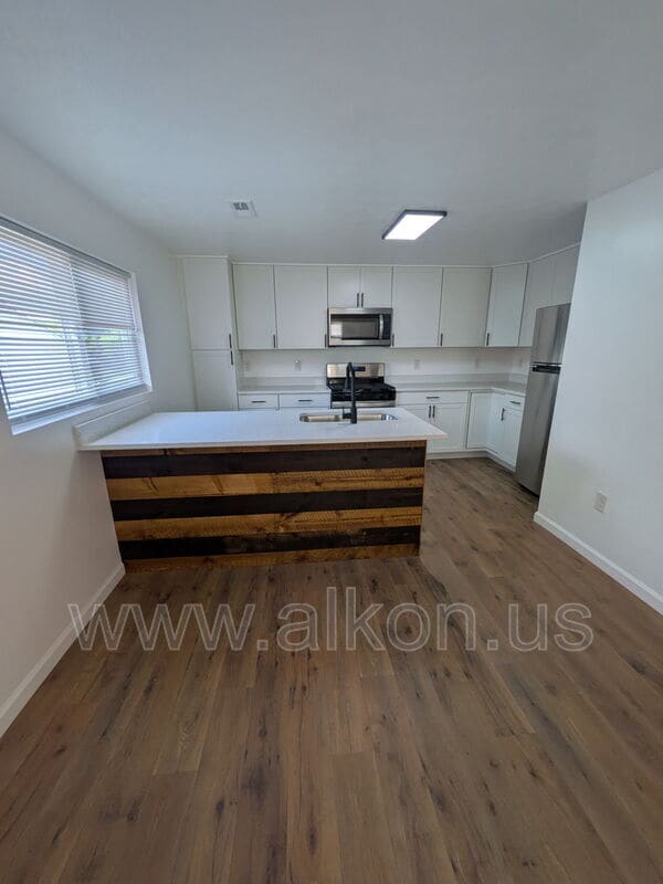 Building Photo - 949 Perry Hwy Unit 2