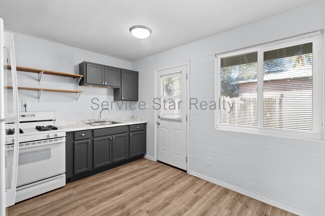 Photo - 1638 W Desert Cove Ave Unit Apt B