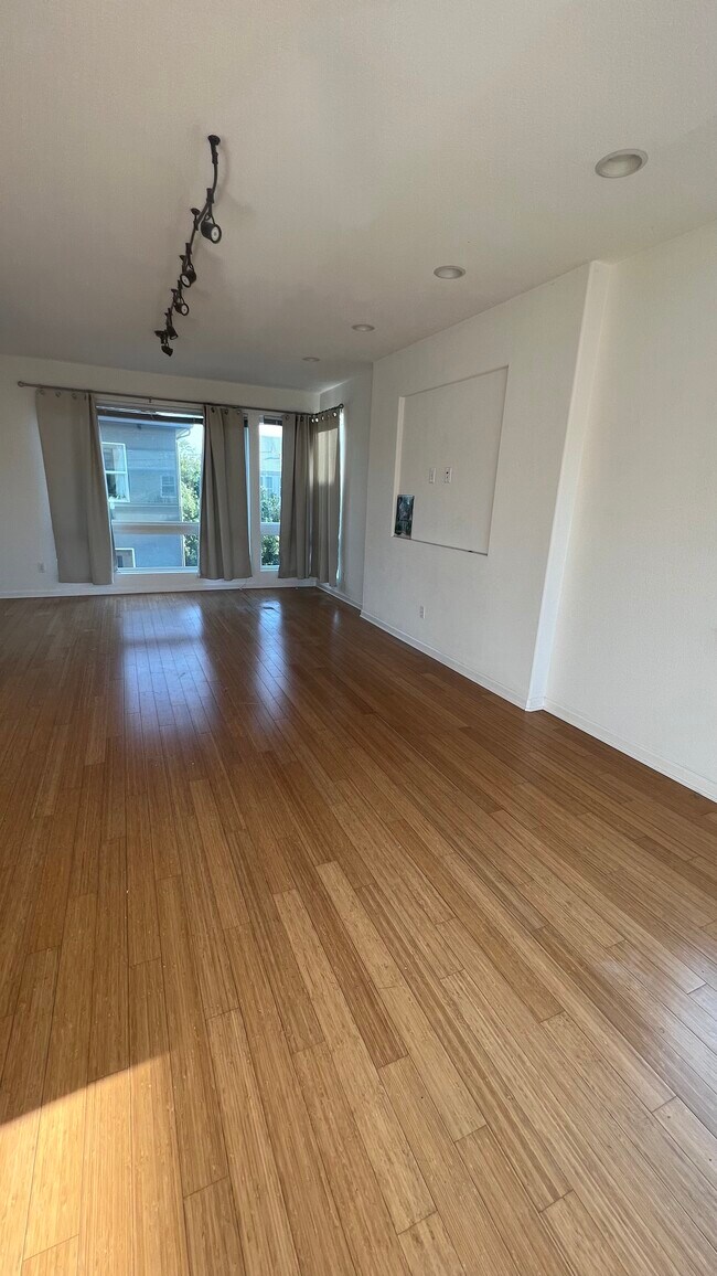 living area (south-facing windows) - 1520 Fairview St Unidad 1520B Fairview Street