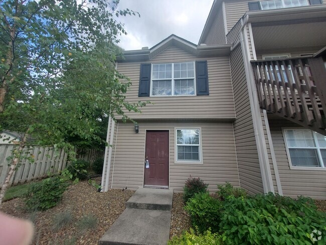 Building Photo - Updated 2 bedroom 2 bath with pool Rental