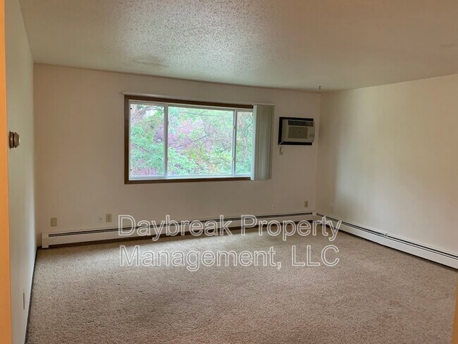 Photo - 3024-9 1/2 9 1/2 St N