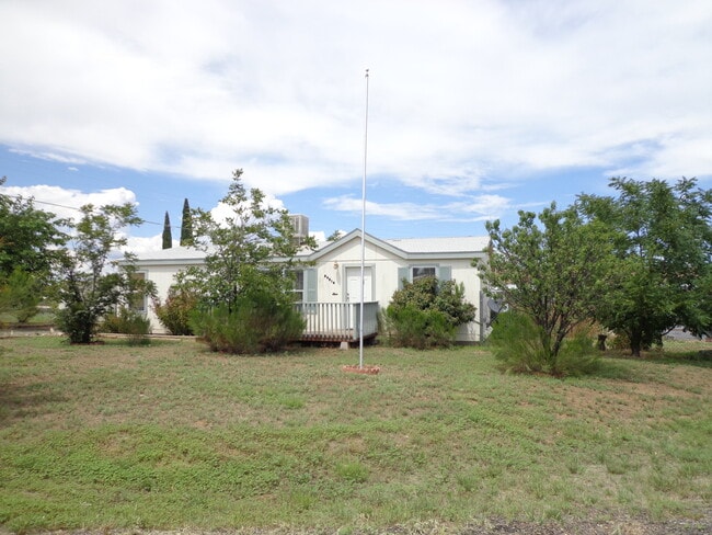 Building Photo - 3 Bedroom 2 Bath On Large Corner Lot *Cordes Lakes*