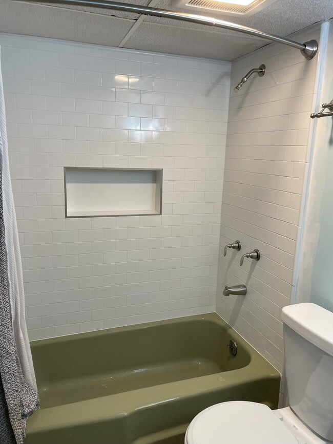 Vintage soaking tub - 2323 Crestmont Ave Unit 2323 Crestmont