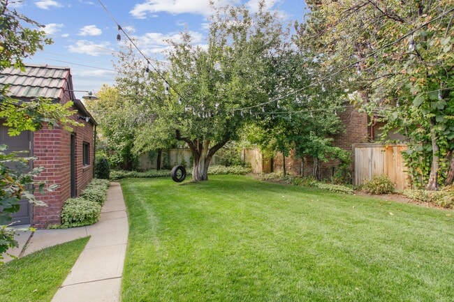 Photo - 1655 Jasmine St