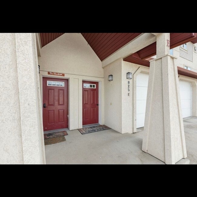 Building Photo - 825 Crestmont Way Unit E