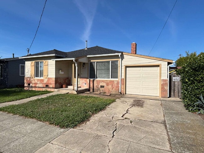 Building Photo - "Cozy Elegance Awaits: 3-Bed, 2-Bath Gem w...