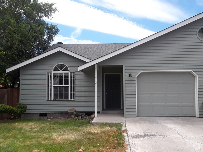 Building Photo - Adorable duplex in Prineville - all new in... Rental