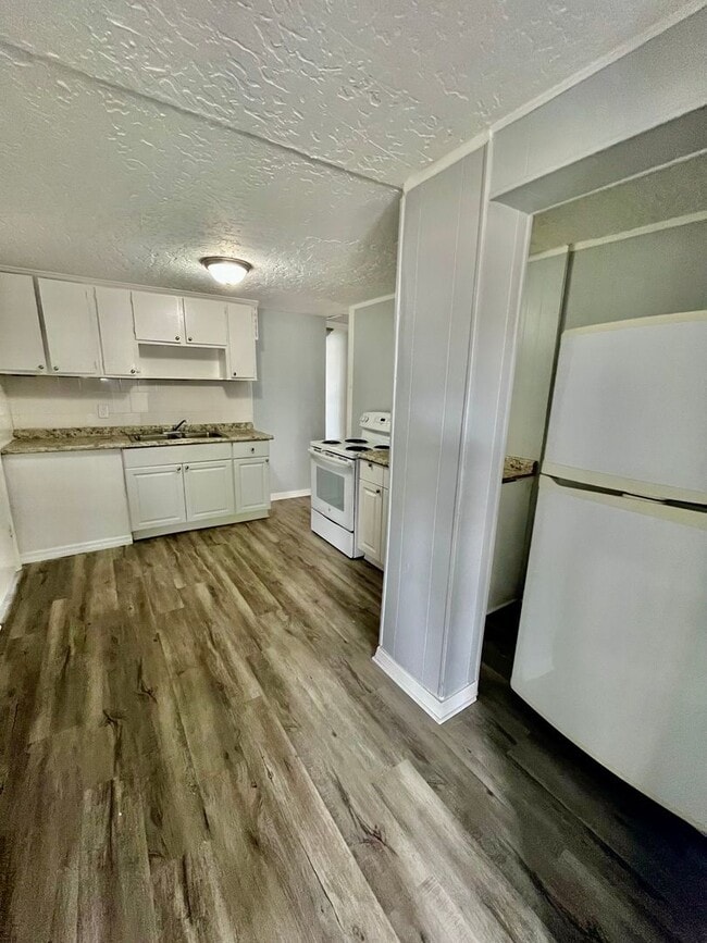 Photo - 2554 Palm Dr NE