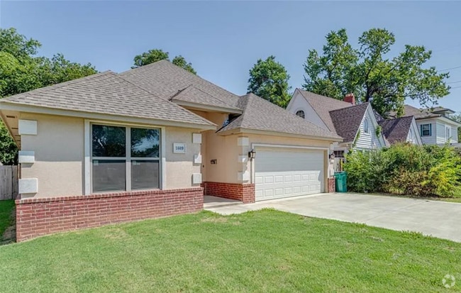 Building Photo - Spacious 3 Bedroom 2.5 Bath Home Near Okla...