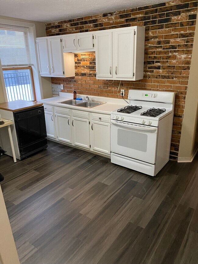 eat in kitchen - 1954 E 123rd St Unidad 1st floor