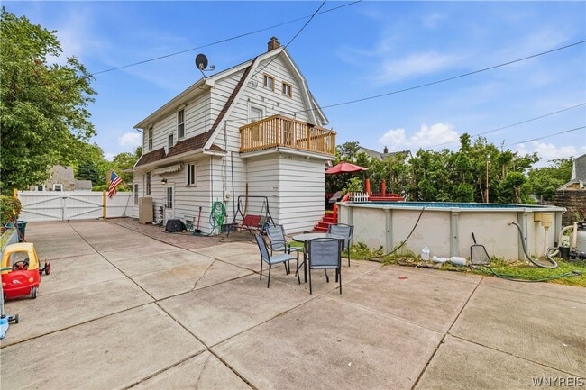 Photo - 136 Mapleview Rd