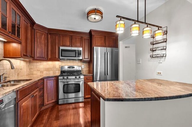 Building Photo - 1719 Lakecliffe Dr Unit C