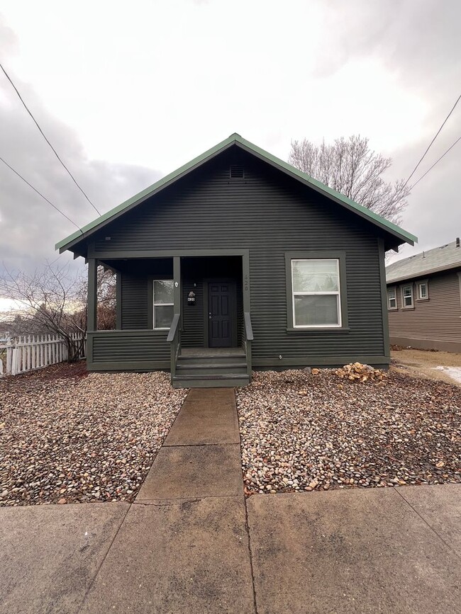 Two Bedroom 1 Bathroom Home - Located near... - Two Bedroom 1 Bathroom Home - Located near...